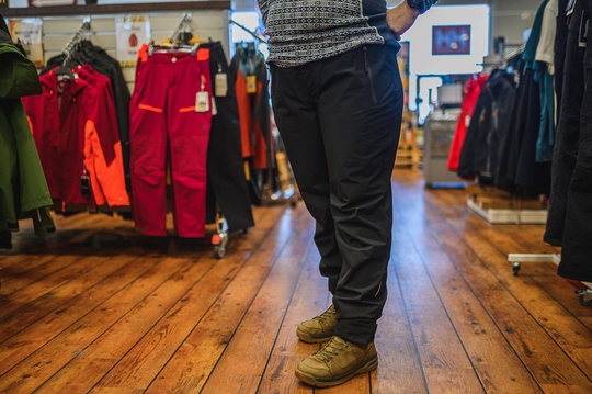 Aura+ W GTX Pants Musta 40+